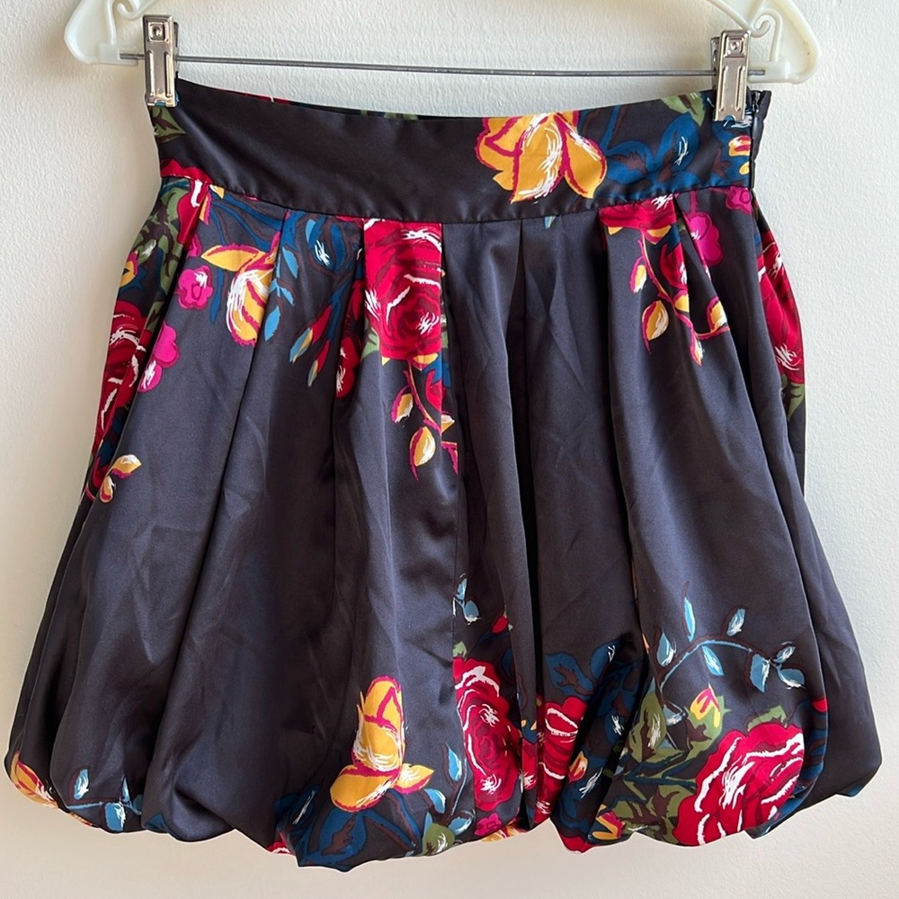 Forever 21 Women’s Black Floral Bubble Skirt Size Medium